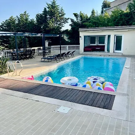 Villa Avec Piscine Vue Sur La *